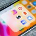 Smartphone-avec-widget-réseaux-sociaux