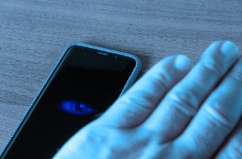 Concept d'espionnage à travers un smartphone