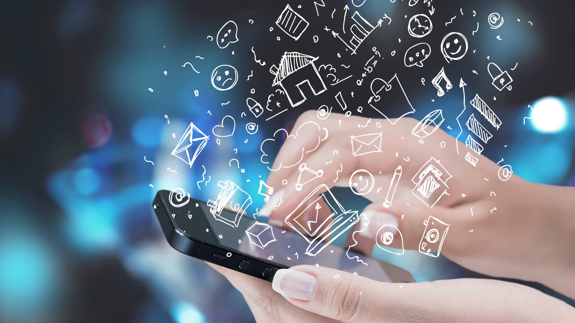 Des mains tenant un smartphone