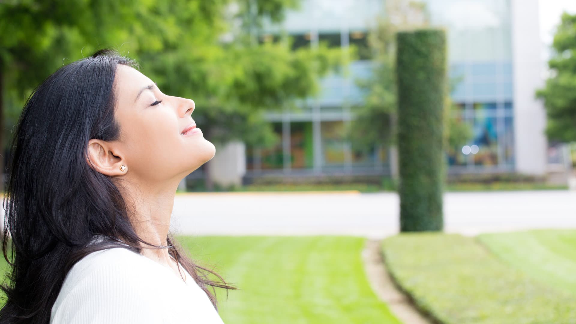 Une jeune femme respirant l'air.