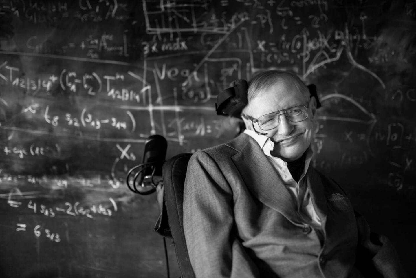 Stephen Hawking devant son tableau noir