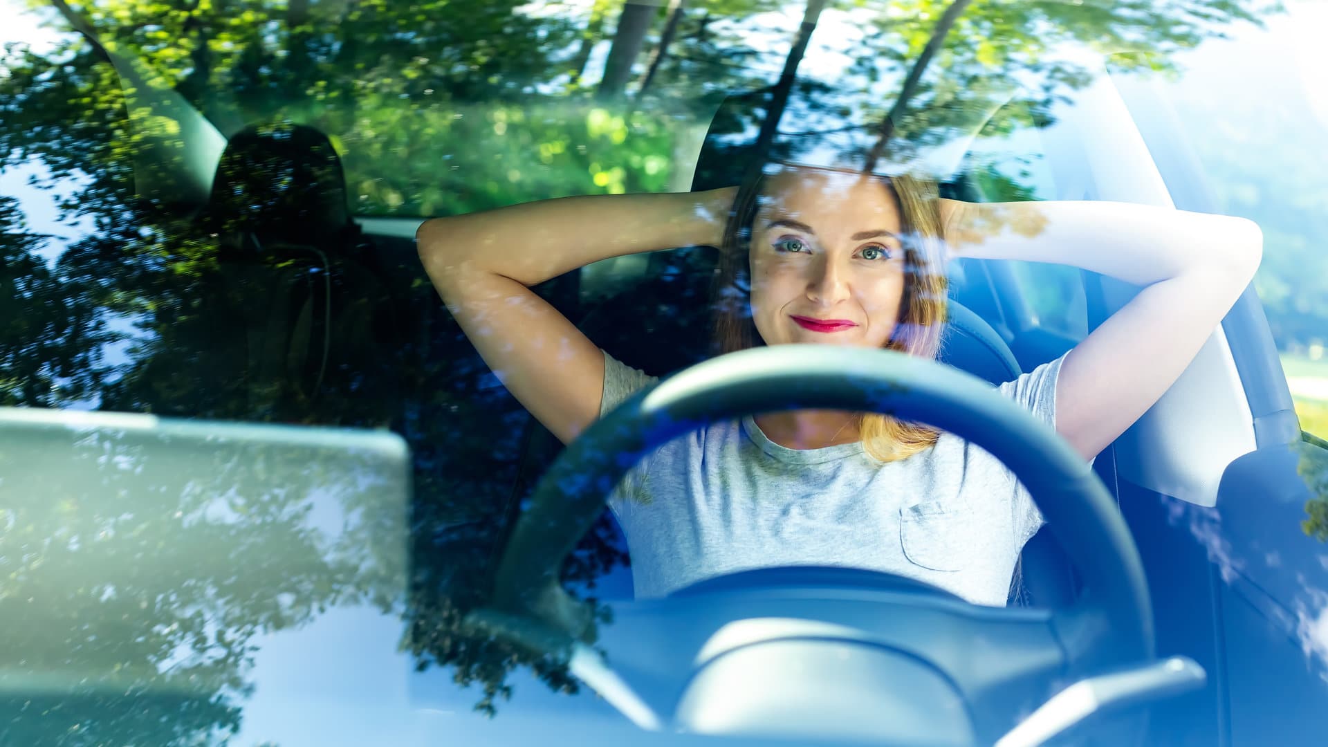 Une jeune femme dans une voiture électrique autonome