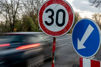 Une voiture en excès de vitesse