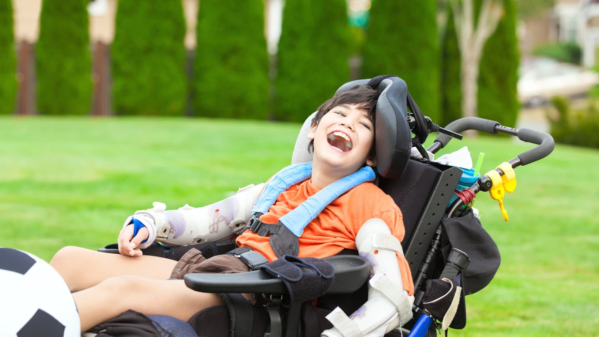 Jeune garçon handicapé sur une chaise roulante