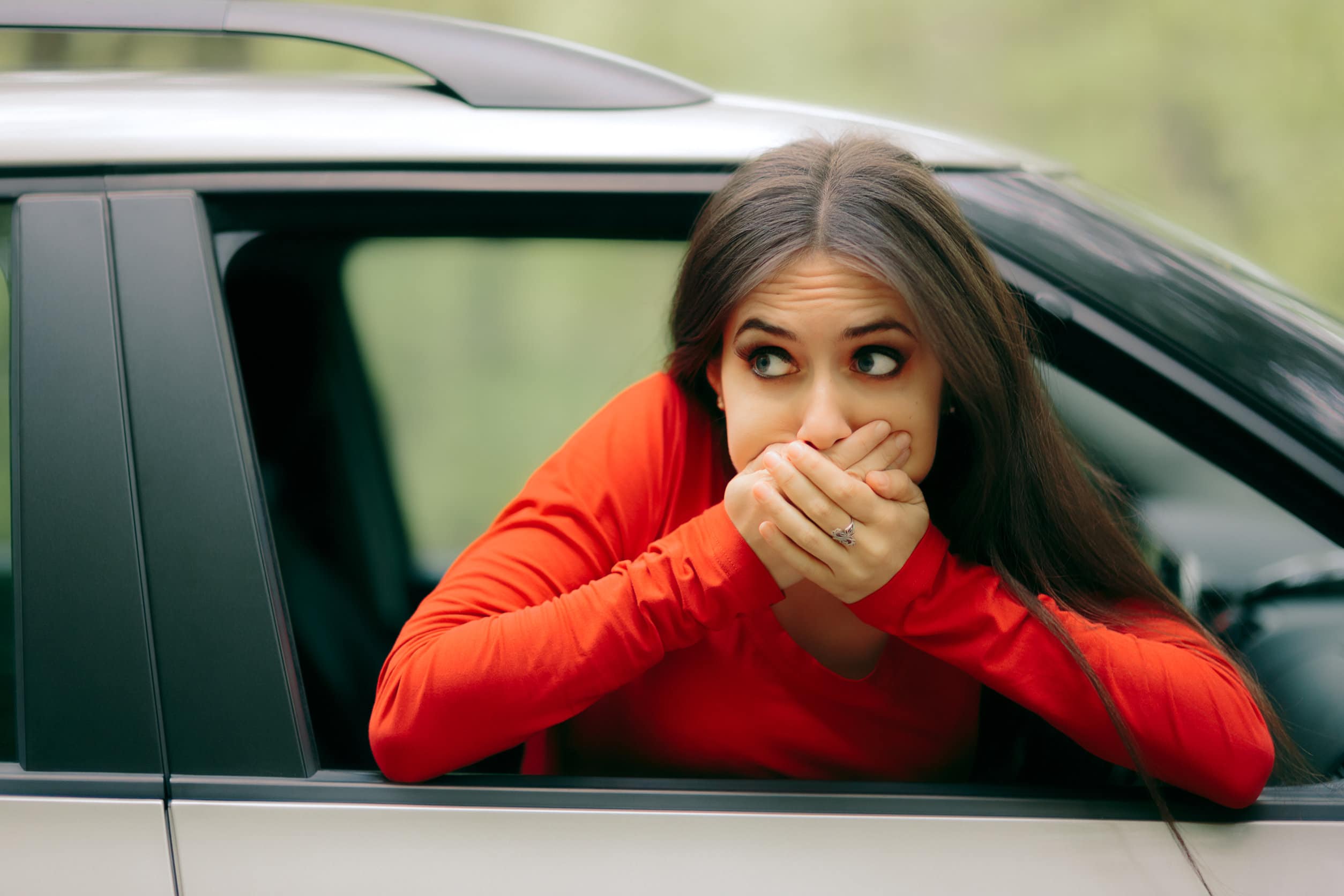 Un femme ayant le mal des transports