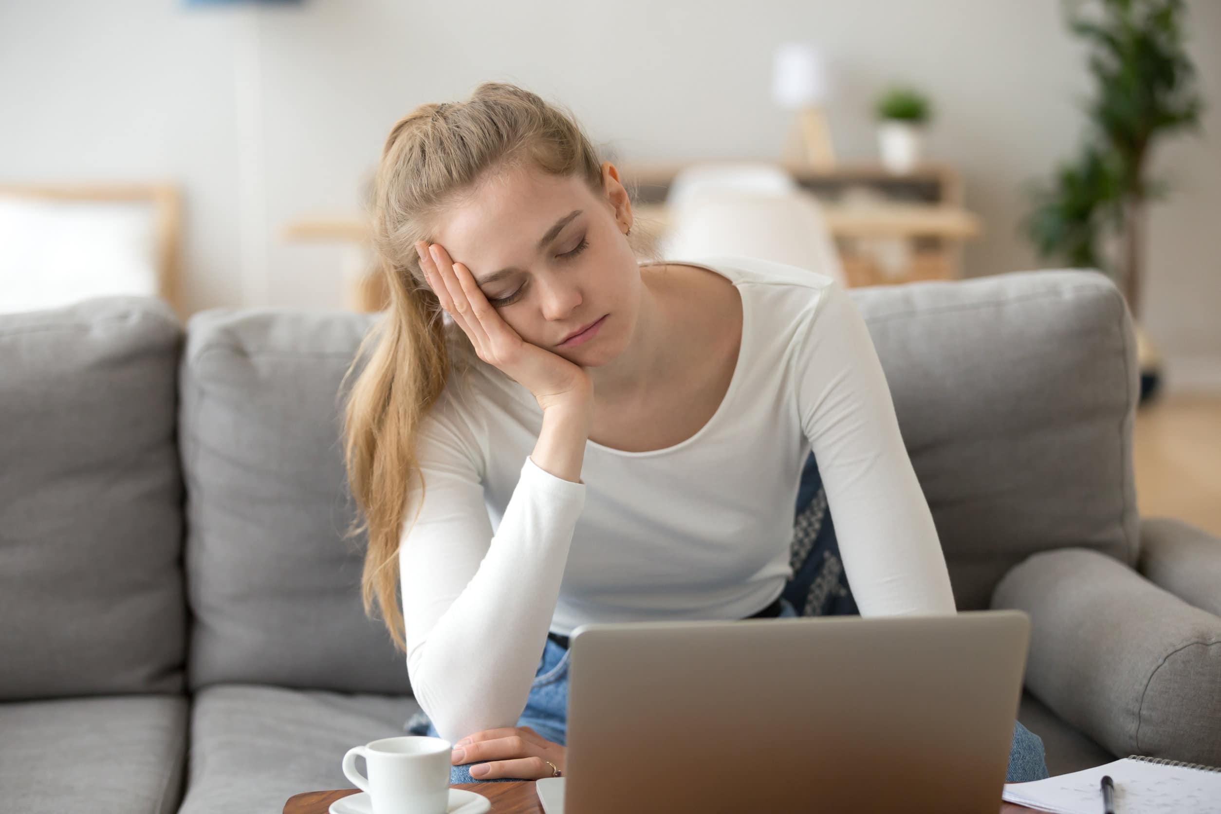 Une femme dormant devant son ordinateur