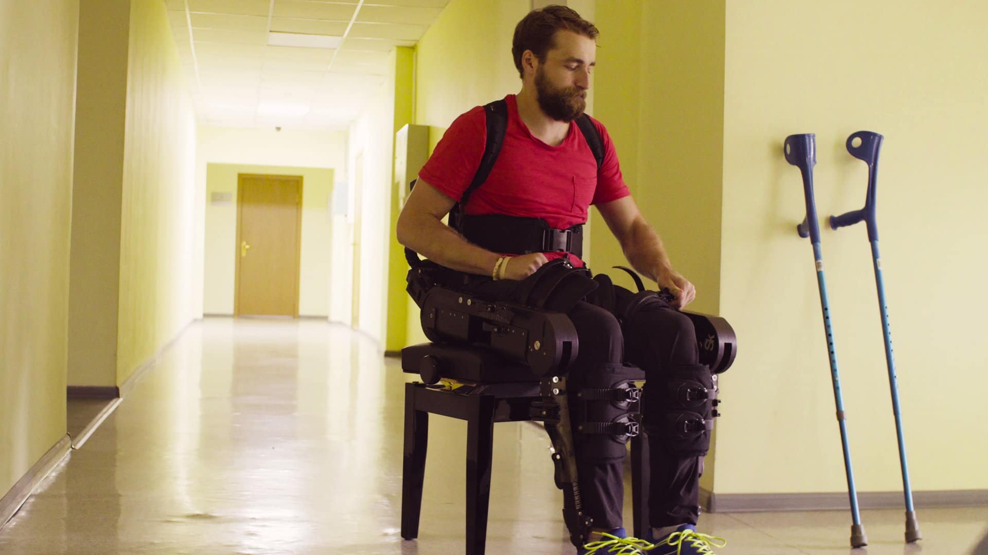 Un homme avec un exosquelette robotique
