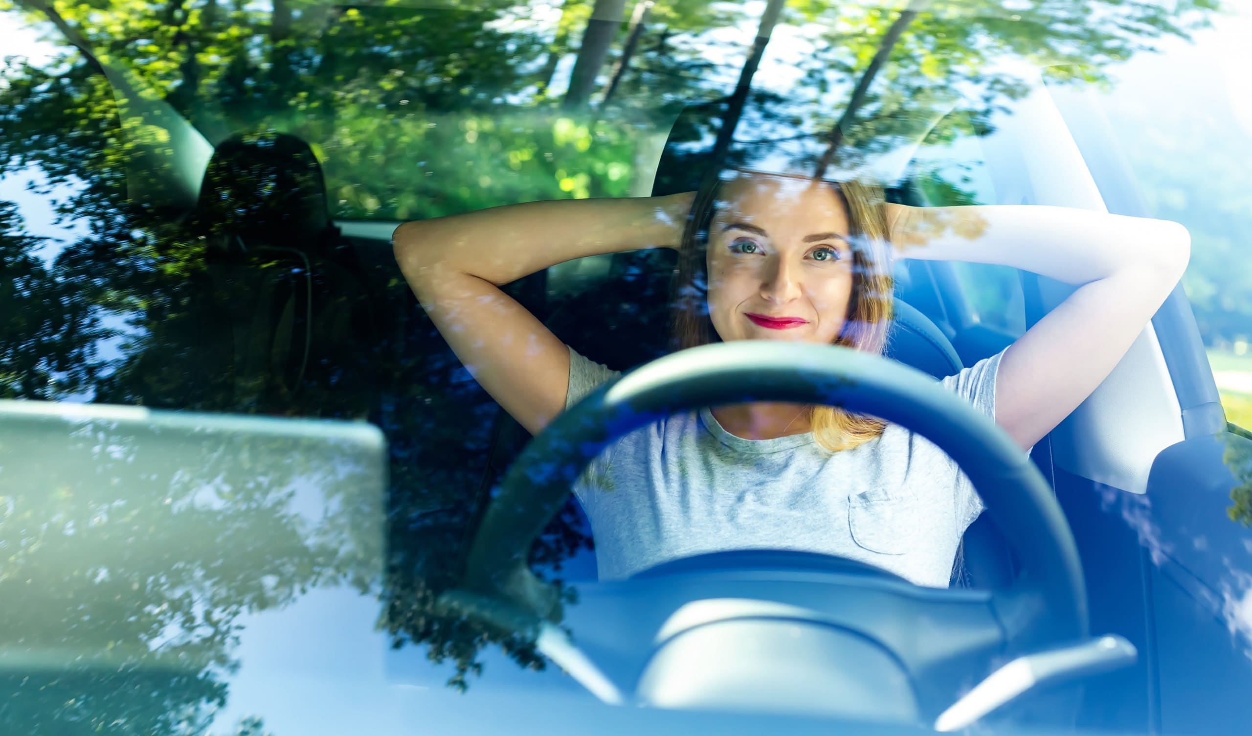 Une femme dans une voiture à conduite autonome