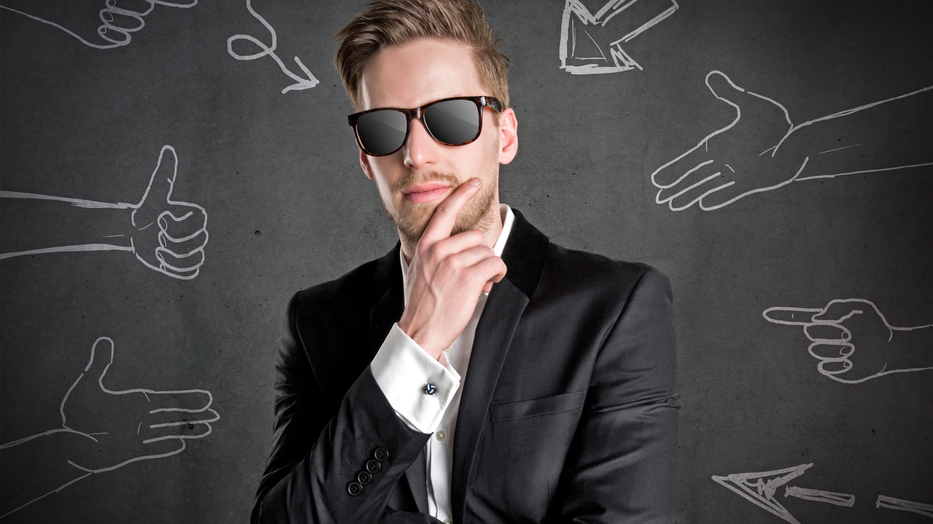 Un jeune homme en lunettes posant fièrement.