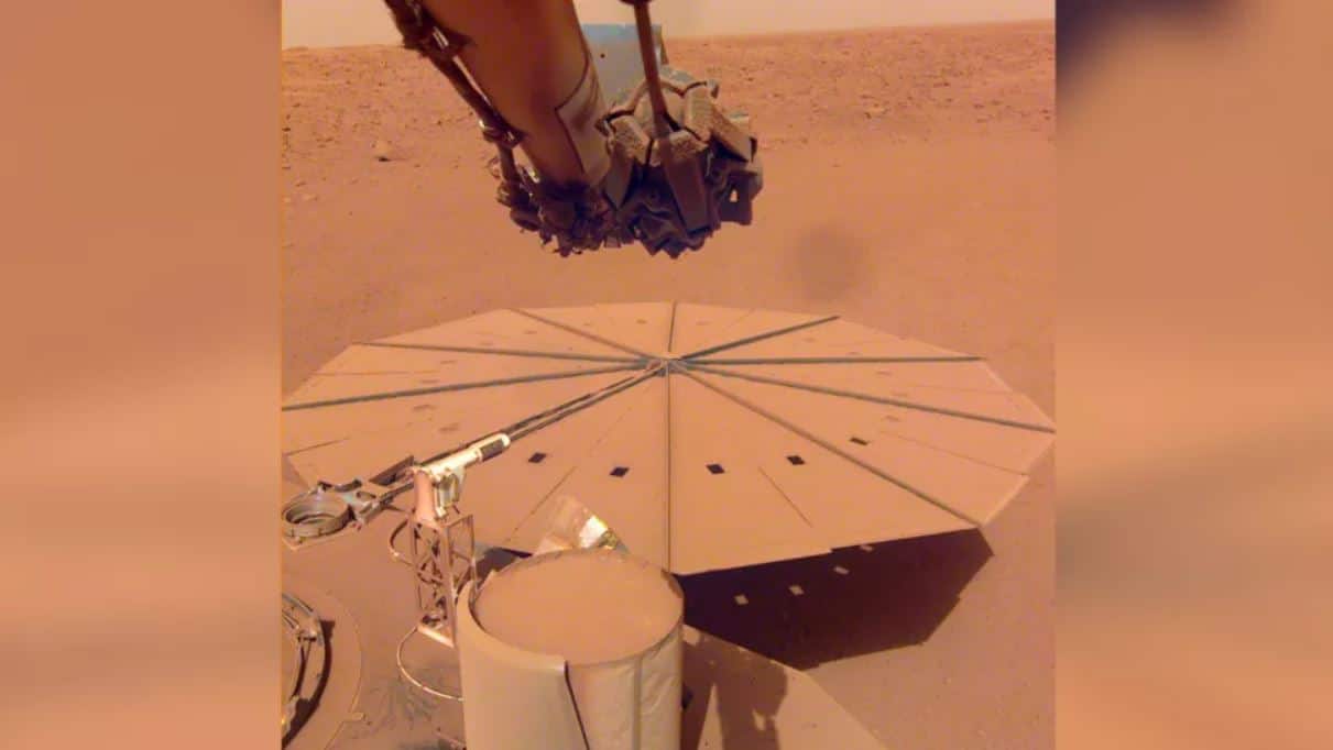 InSight recouvert de poussière