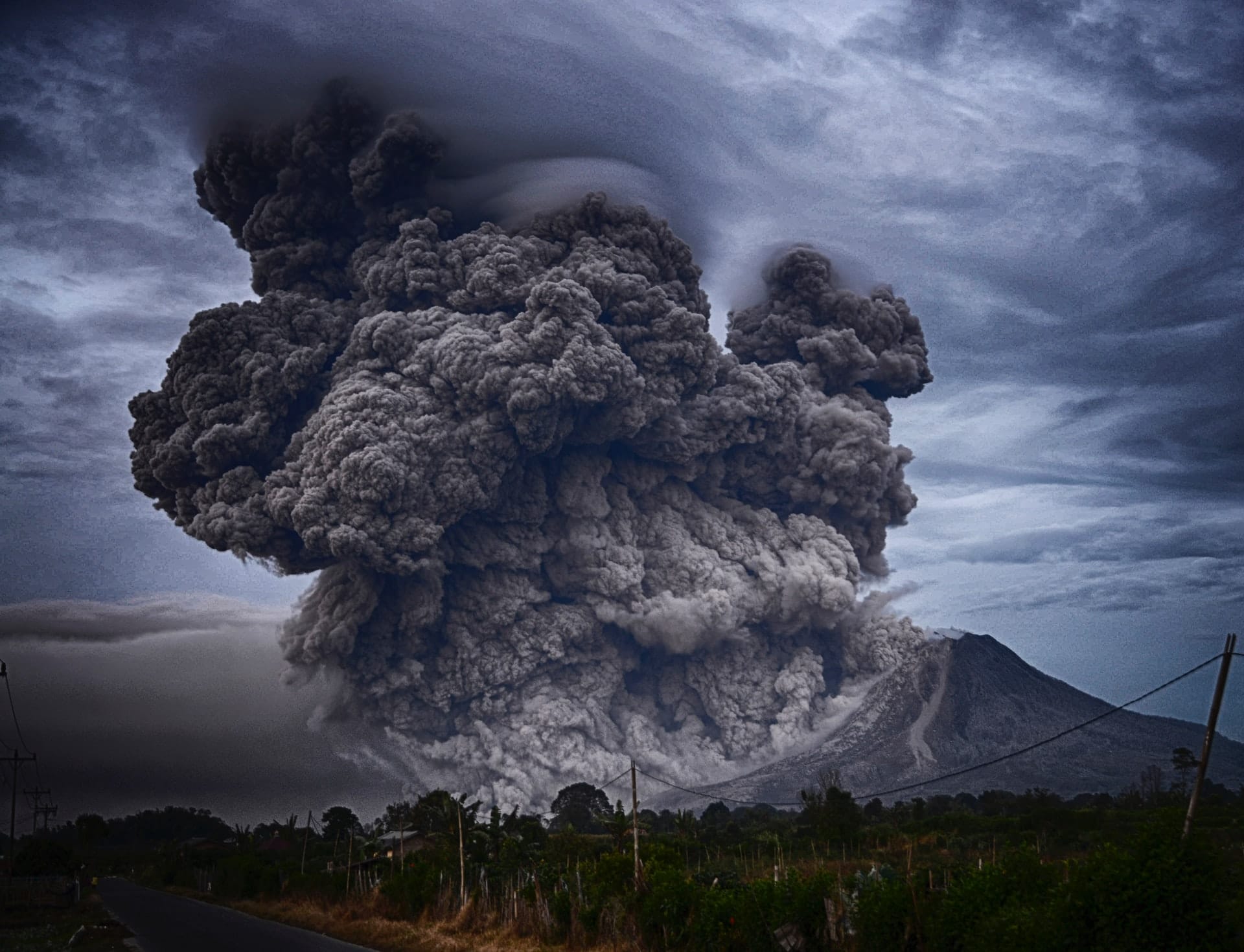 Nuage de cendres créé par un volcan en éruption