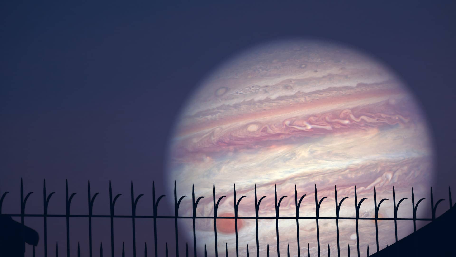 Jupiter et la silhouette métallique d'un nuage rouge sur le ciel