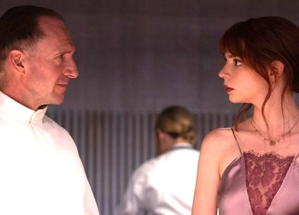 https://www.fredzone.org/wp-content/uploads/2022/06/The-Menu-Ralph-Fiennes-Anya-Taylor-Joy-featured-1280x720-1-1000x720.jpg