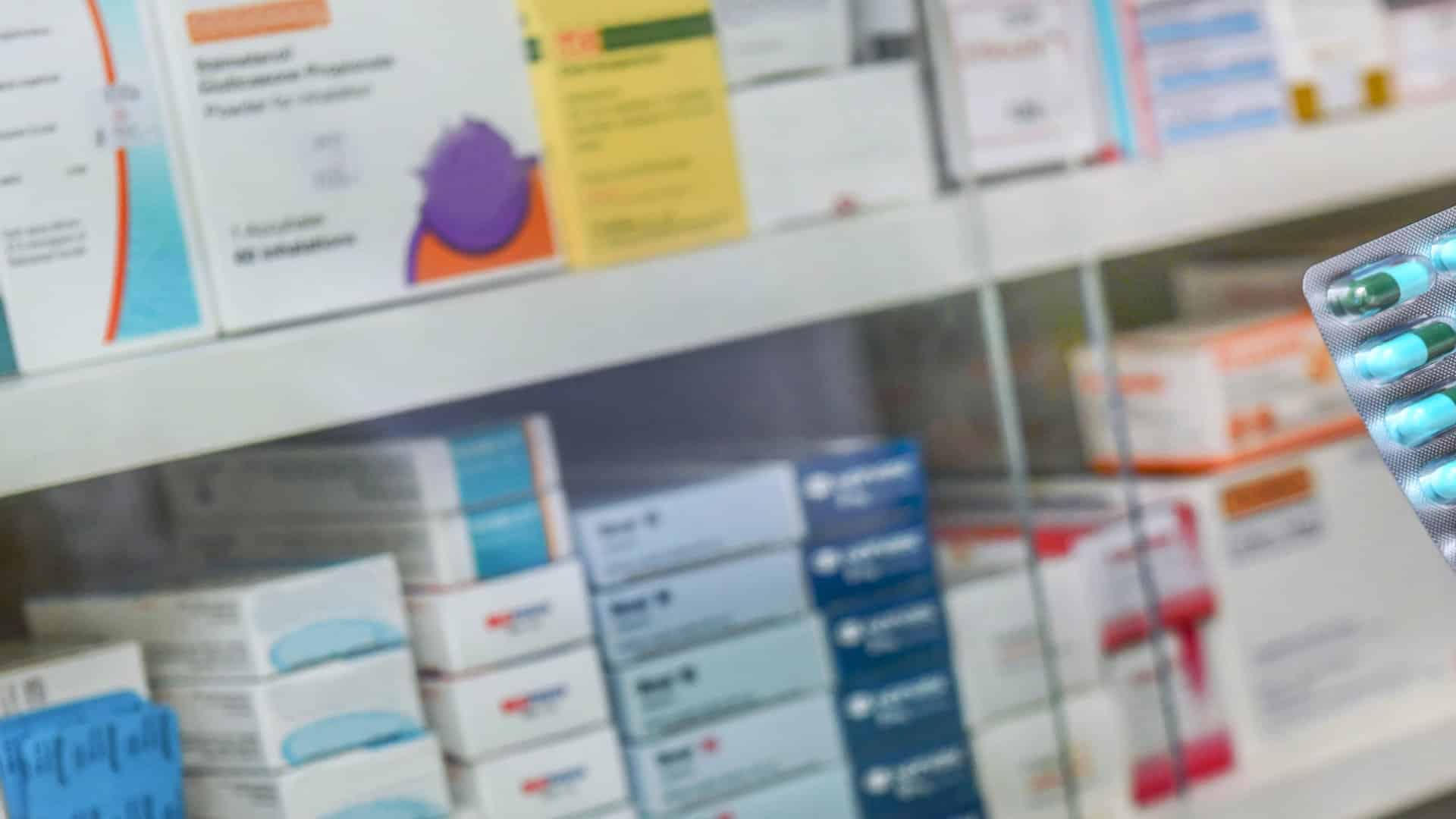 Des boites de médicaments dans une pharmacie