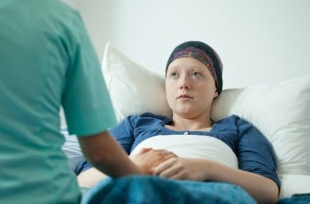 Une jeune femme atteinte d'un cancer