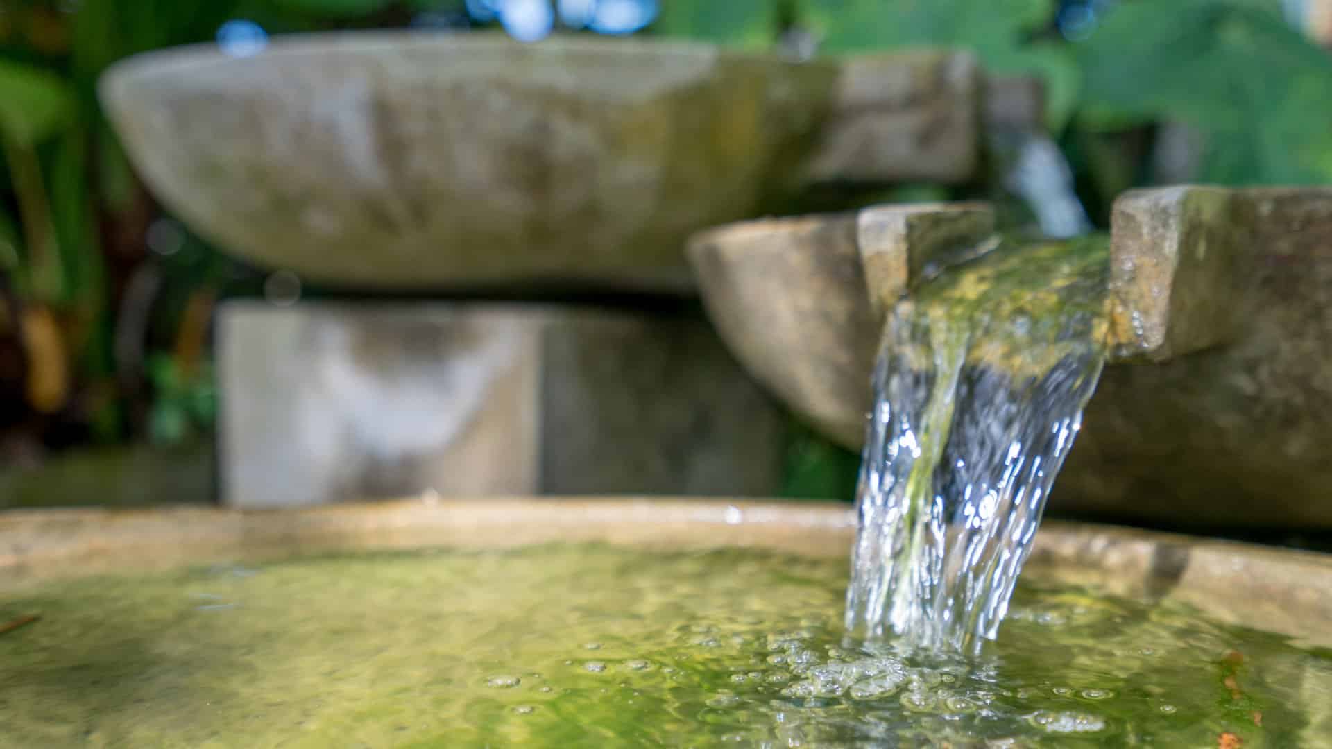 Un bol en pierre avec de l'eau qui coule