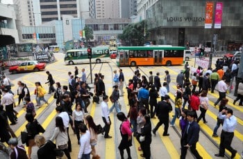 Traverser la rue à Hong Kong