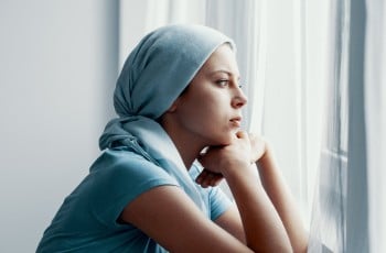 Une jeune femme souffrant d'un cancer