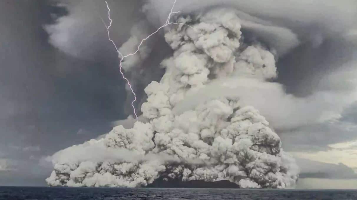 Volcan aux Tonga le 15 janvier 2022