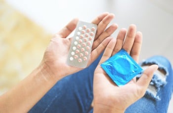 Des pilules contraceptives et un préservatif