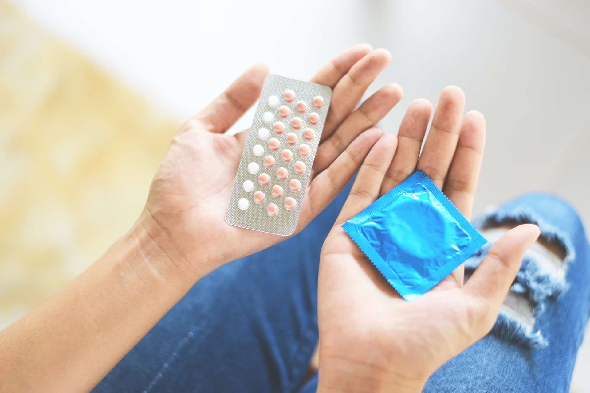 Des pilules contraceptives et un préservatif