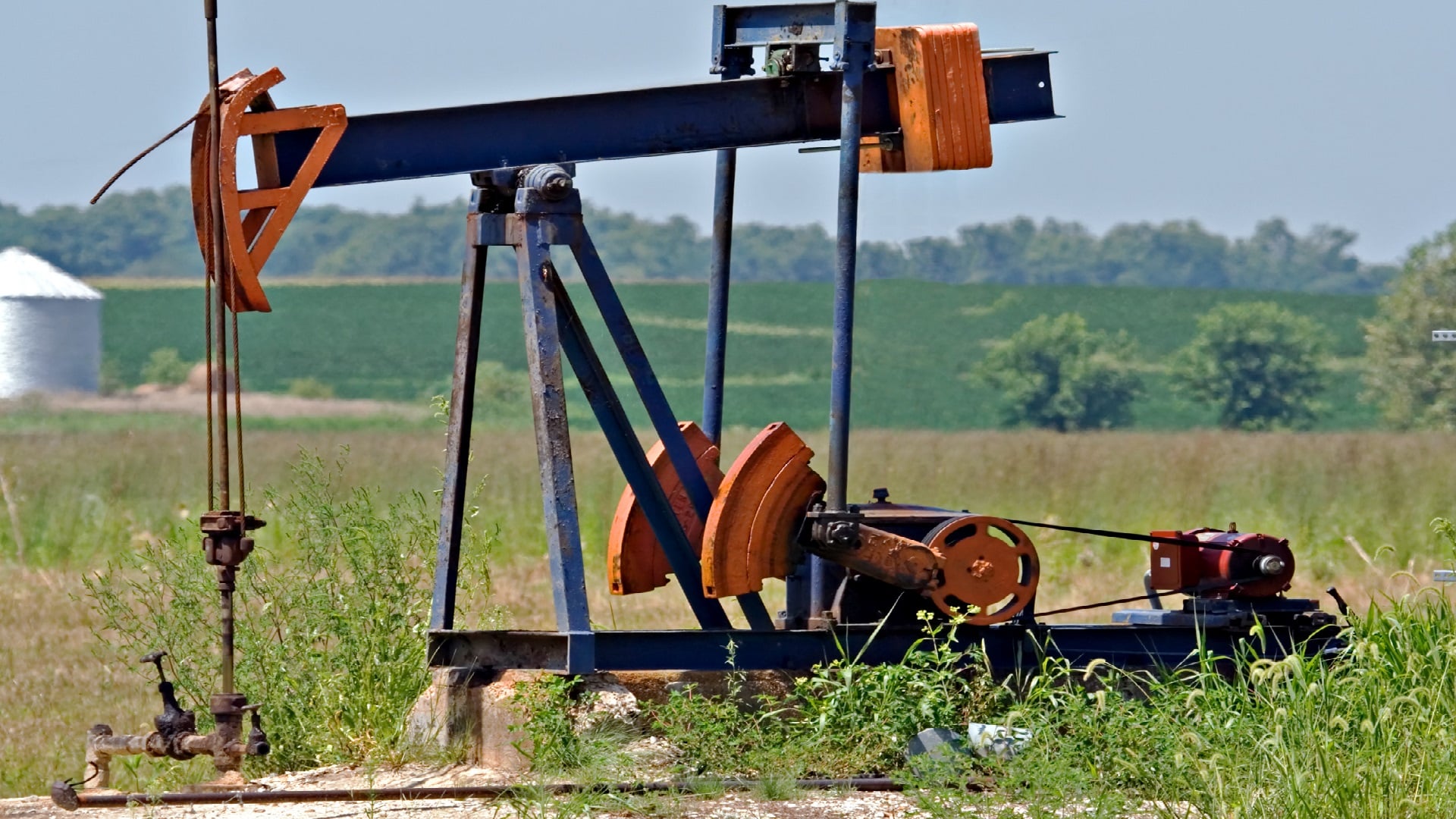 Un puit de pétrole dans un champ de l'Illinois.