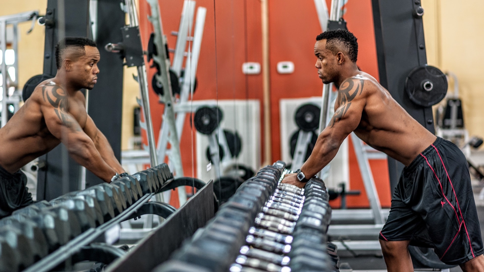 Un homme se tient debout dans une salle de gym.