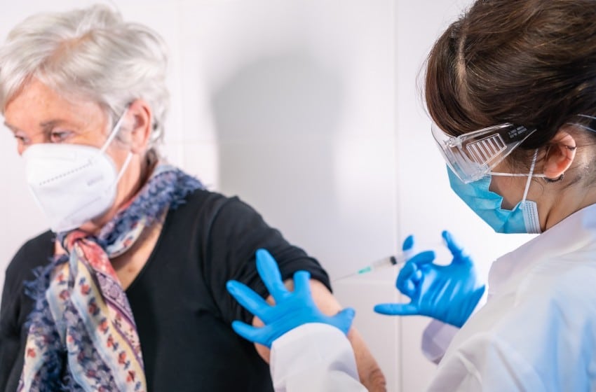 Une personne vaccinée et infectée serait mieux protégée contre la Covid-19