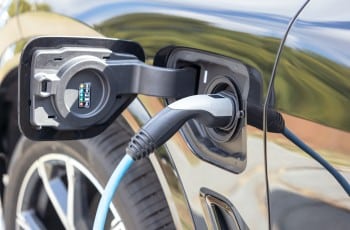 Voiture électrique en train d'être rechargée