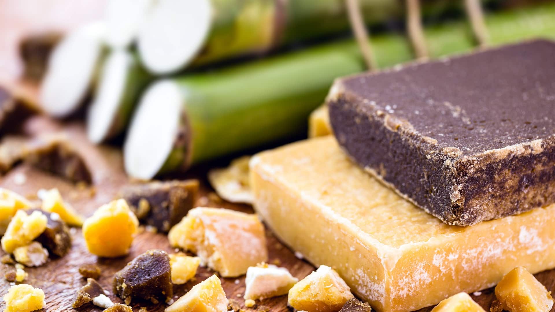 Des bonbons de canne à sucre sur fond de bois.