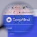 Gros plan du logo DeepMind sur la page du site web.