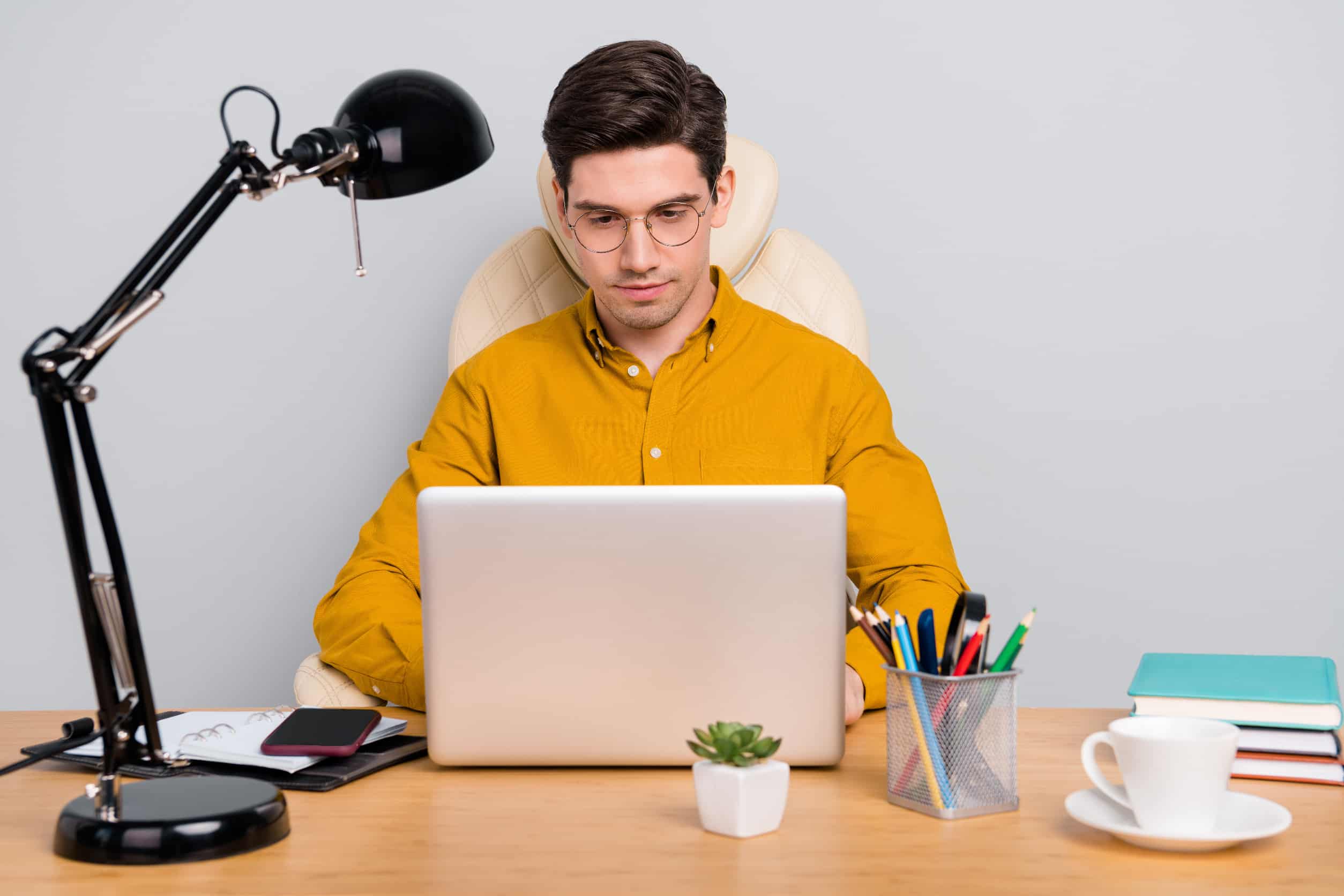 Un freelance devant son ordinateur
