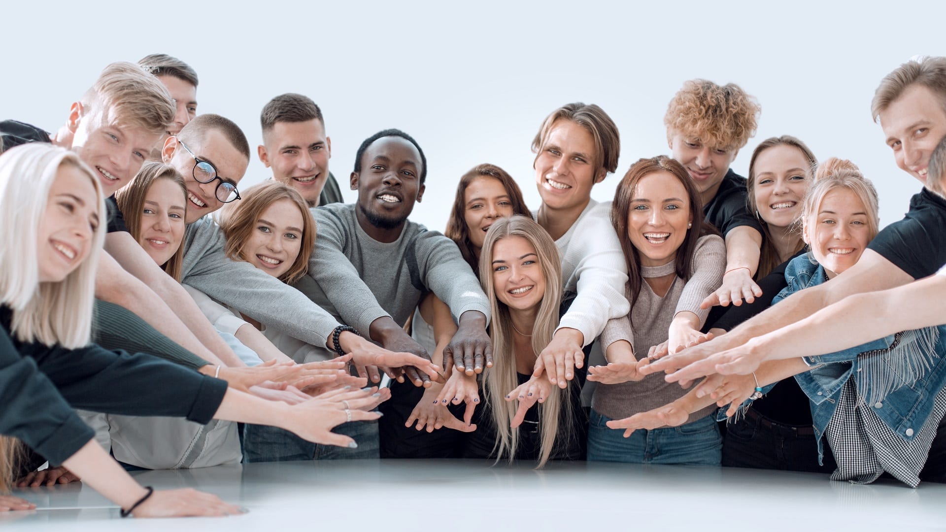 Groupe multinational de jeunes joignant leurs paumes
