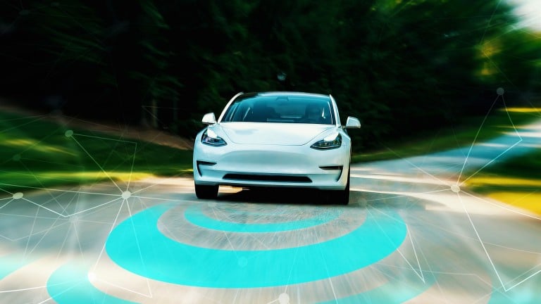 Une voiture autonome roule sur une route de montagne.