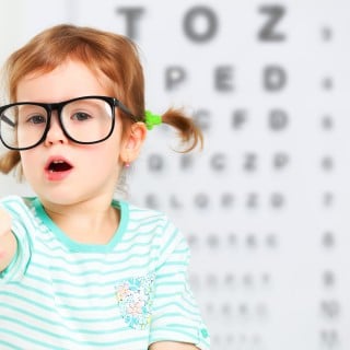 Petite fille avec lunettes
