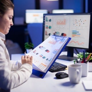 Data analyst : Formations, Missions et Salaire ! Crédit Freepik