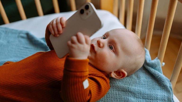 Il y aurait un lien entre le temps d'écran et les retards de développement chez les enfants d'un an